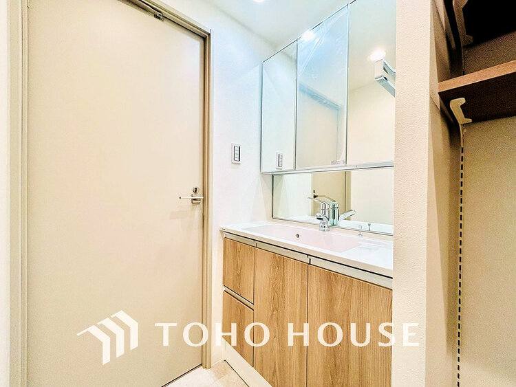 洗面 落ち着きのある色合いでまとめられた洗面室