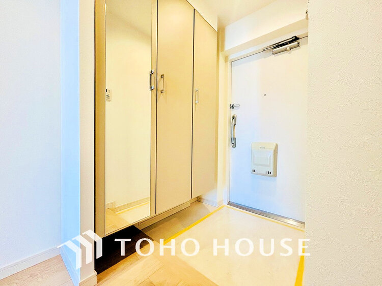 玄関 天井まである玄関収納はご家族分の履物も余裕で収納可能