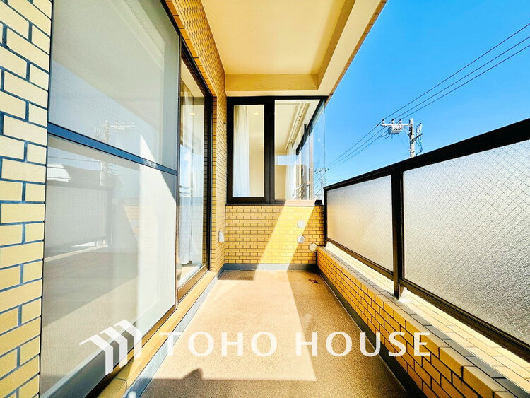 バルコニー 日当たりの良いバルコニーで晴れの日の洗濯物も楽しみになりますね