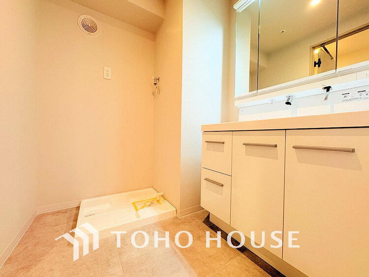 洗面 白を基調とした清潔感のある洗面室で朝の身支度を