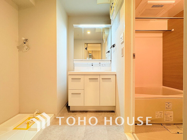 洗面 落ち着きのある色合いでまとめられた洗面室