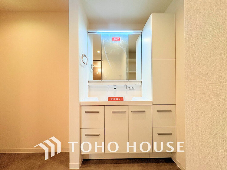 洗面 白を基調とした清潔感のある洗面室で朝の身支度を