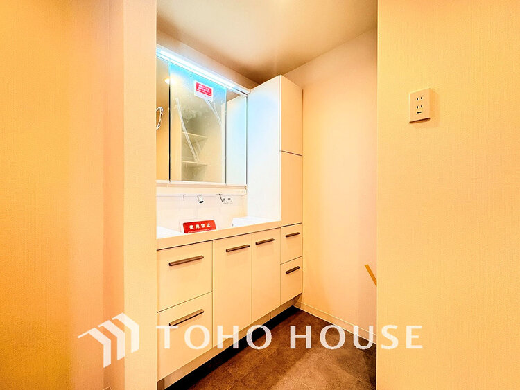 洗面 落ち着きのある色合いでまとめられた洗面室