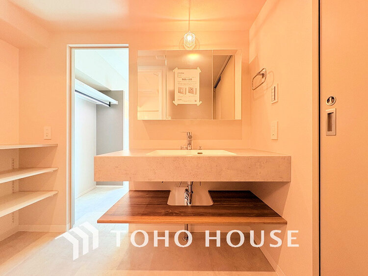 洗面 白を基調とした清潔感のある洗面室で朝の身支度を