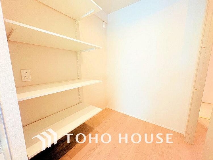 収納 キッチンには便利なパントリー付き、片付けにくいキッチン周りも安心