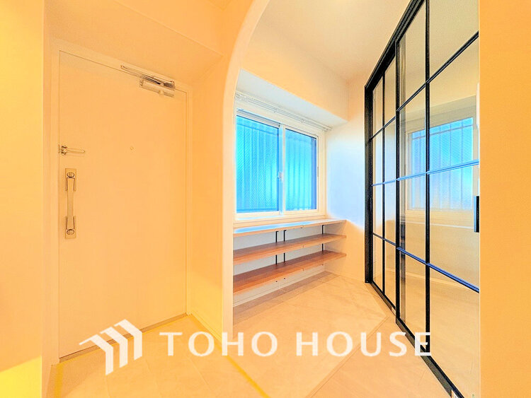 玄関 落ち着いた雰囲気の玄関、家族の帰りを暖かく迎えてくれます