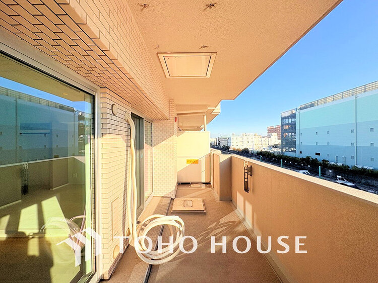 バルコニー 日当たりの良いバルコニーで晴れの日の洗濯物も楽しみになりますね