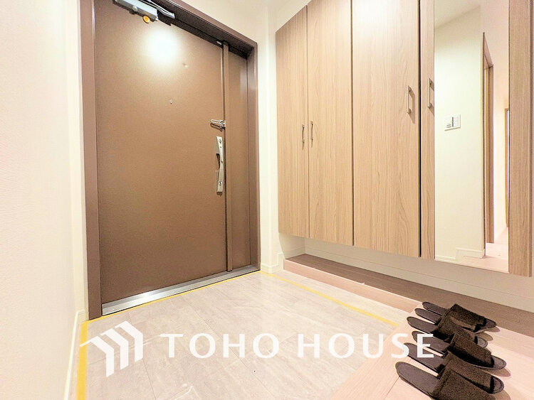 玄関 天井まである玄関収納はご家族分の履物も余裕で収納可能