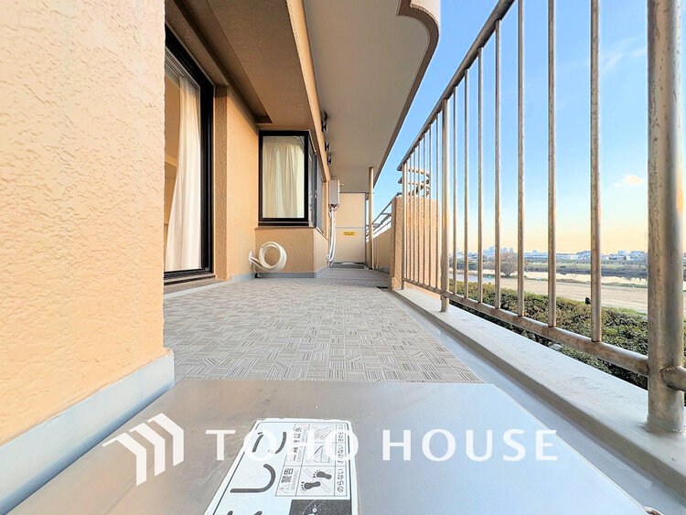 バルコニー 日当たりの良いバルコニーで晴れの日の洗濯物も楽しみになりますね