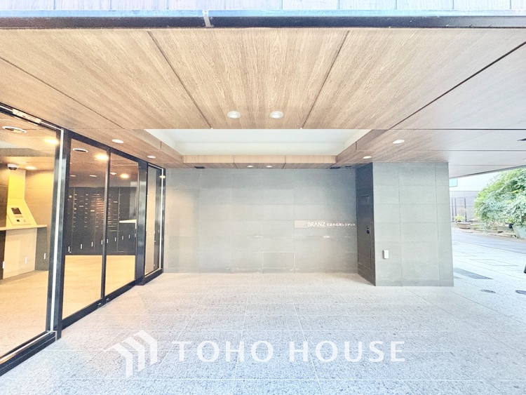 外観 文京区小石川の築浅「ブランズ」6階 。春日・後楽園駅徒歩7分で4路線利用可 。希少な70?超の3LDKは収納豊富で設備も充実 。利便性と静穏を兼ね備えた、子育て世帯に最適な住まいです。