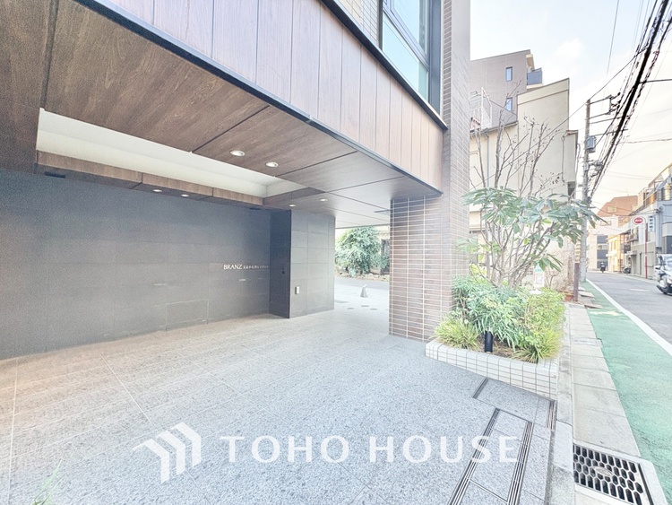 外観 文京区小石川の築浅「ブランズ」6階 。春日・後楽園駅徒歩7分で4路線利用可 。希少な70?超の3LDKは収納豊富で設備も充実 。利便性と静穏を兼ね備えた、子育て世帯に最適な住まいです。