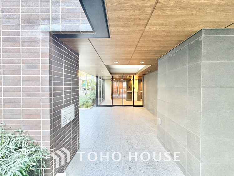 外観 文京区小石川の築浅「ブランズ」6階 。春日・後楽園駅徒歩7分で4路線利用可 。希少な70?超の3LDKは収納豊富で設備も充実 。利便性と静穏を兼ね備えた、子育て世帯に最適な住まいです。