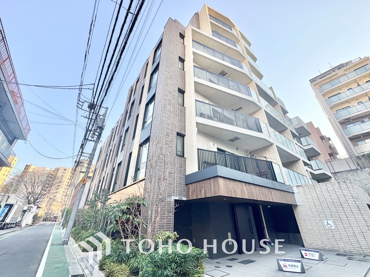 外観 文京区小石川の築浅「ブランズ」6階 。春日・後楽園駅徒歩7分で4路線利用可 。希少な70?超の3LDKは収納豊富で設備も充実 。利便性と静穏を兼ね備えた、子育て世帯に最適な住まいです。