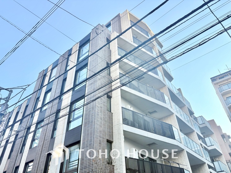 外観 文京区小石川の築浅「ブランズ」6階 。春日・後楽園駅徒歩7分で4路線利用可 。希少な70?超の3LDKは収納豊富で設備も充実 。利便性と静穏を兼ね備えた、子育て世帯に最適な住まいです。