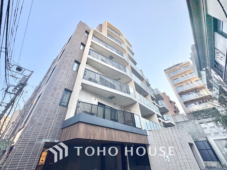 外観 文京区小石川の築浅「ブランズ」6階 。春日・後楽園駅徒歩7分で4路線利用可 。希少な70?超の3LDKは収納豊富で設備も充実 。利便性と静穏を兼ね備えた、子育て世帯に最適な住まいです。