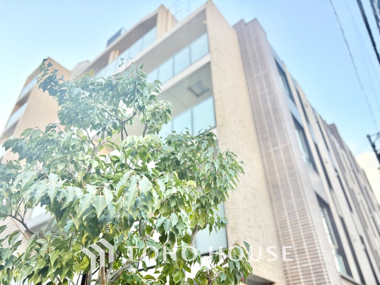 外観 文京区小石川の築浅「ブランズ」6階 。春日・後楽園駅徒歩7分で4路線利用可 。希少な70?超の3LDKは収納豊富で設備も充実 。利便性と静穏を兼ね備えた、子育て世帯に最適な住まいです。