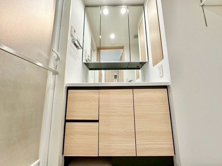 その他 清潔感を感じられる洗面化粧台。