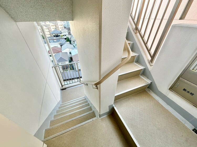 その他 共用部の階段です。明るく清潔に管理されています。