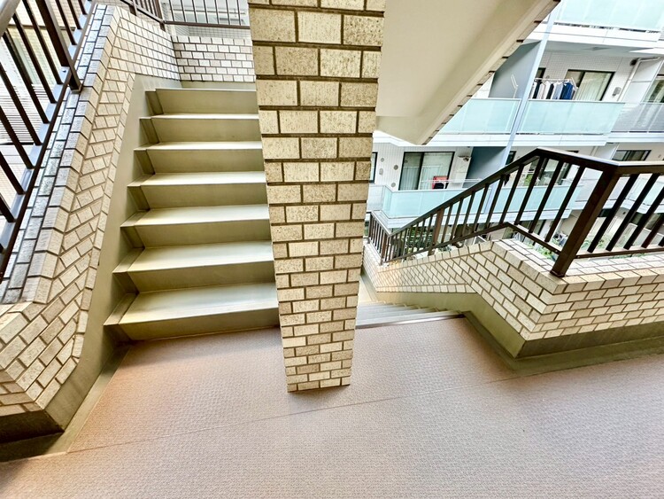 その他 共用部の階段です。明るく清潔に管理されています。