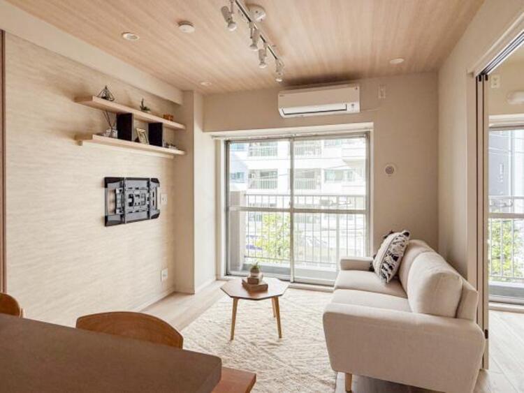 居間 【家具付き】ゆったりとしたリビングです。明るさと風が入る窓配置が安らげる空間を演出します。