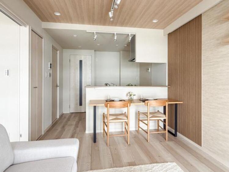 居間 【家具付き】話に夢中になりすぎて、時間を忘れてしまう。そんな束の間の幸せを感じられる空間です。