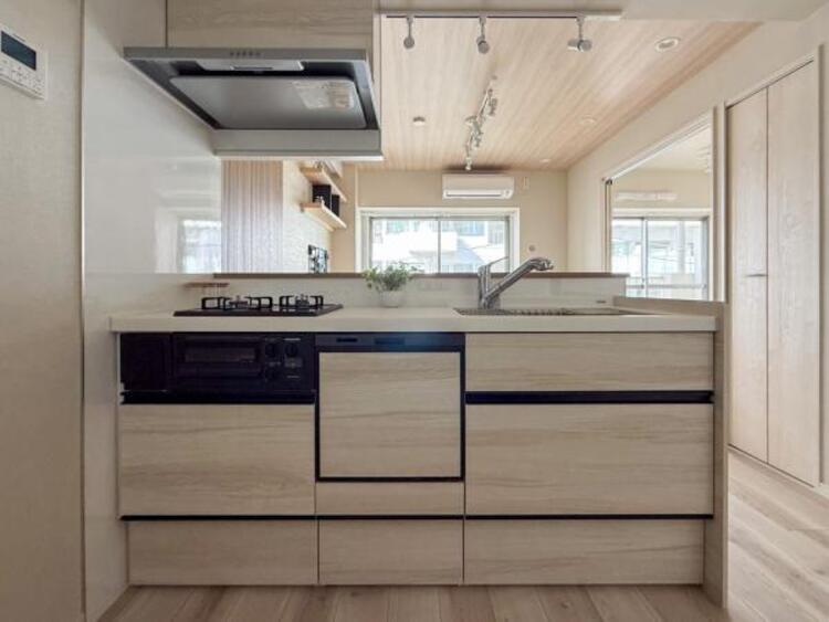 キッチン 広々としたキッチンスペース。食洗機、浄水器付のキッチンは料理が捗ります。