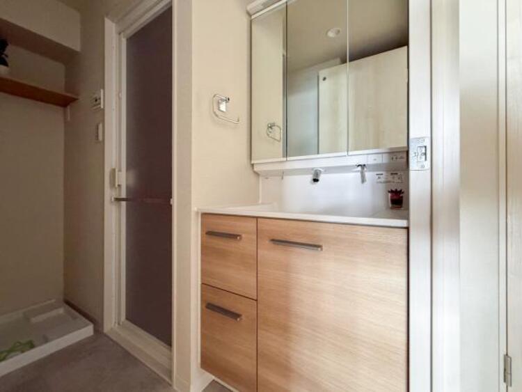 洗面 三面鏡の裏は機能的な収納を配置。コンセントも付いているため電動シェーバーや、電動歯ブラシも収納できます。