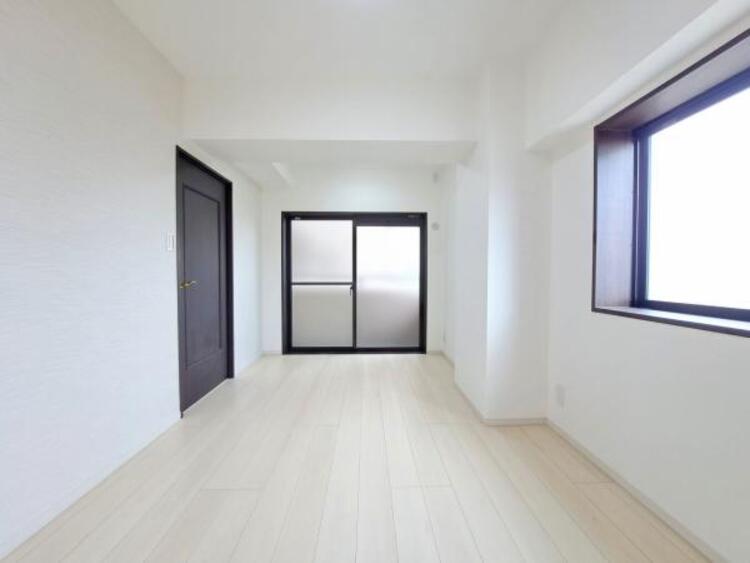 内装 洋室6.6帖　窓からたっぷりと陽光が注がれる、明るく快適なプライベート空間となっております。