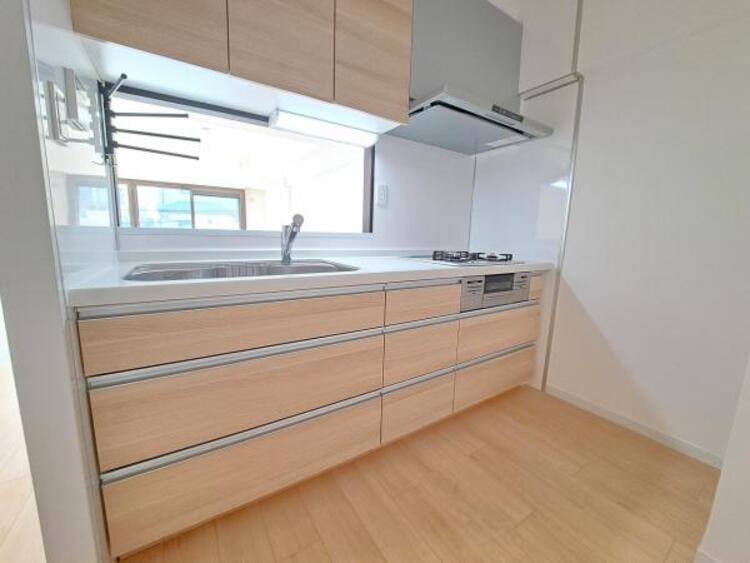 キッチン 広々とした対面式キッチンスペース。浄水器が付き、収納力もあるキッチンはお料理が捗ります。