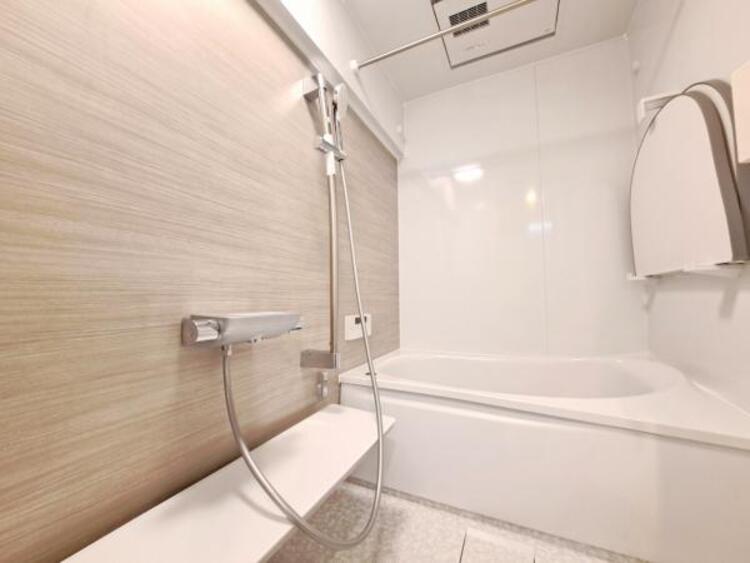 風呂 浴室乾燥機付きで雨の日の洗濯も可能です。凹凸が少ない汚れの付き辛くお掃除が楽な仕様となっております。