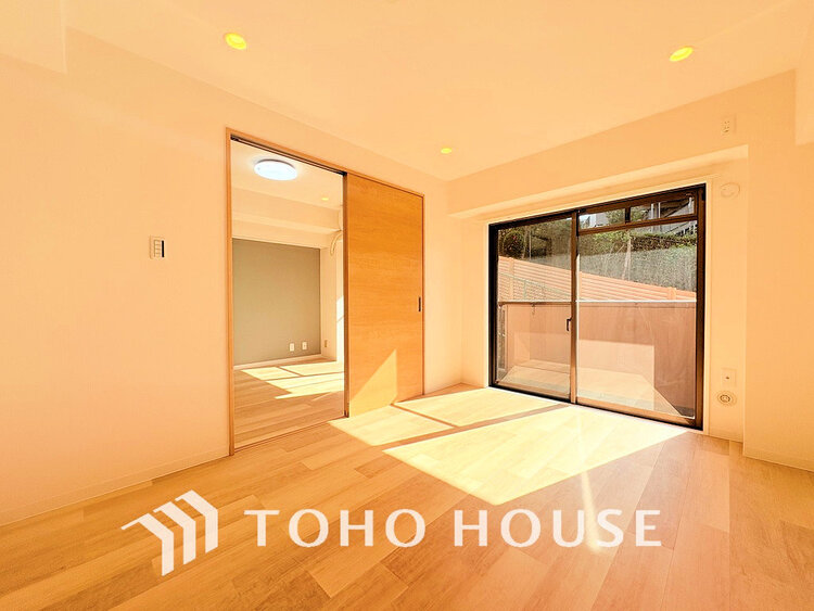 内装 採光もある洋室は、くつろぎのひと時を過ごすのにぴったり