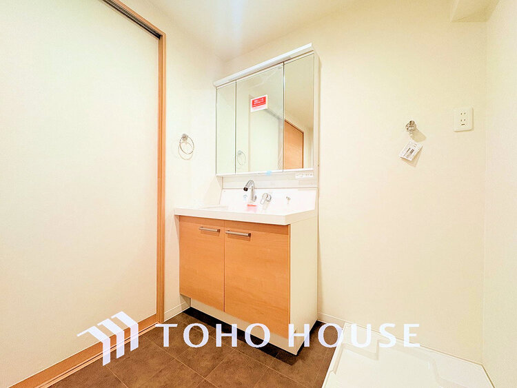 洗面 白を基調とした清潔感のある洗面室で朝の身支度を