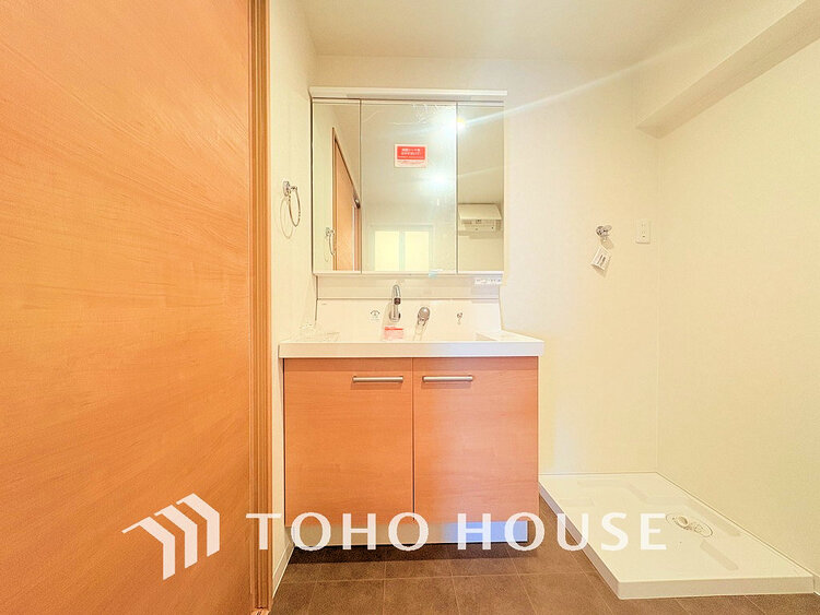 洗面 落ち着きのある色合いでまとめられた洗面室