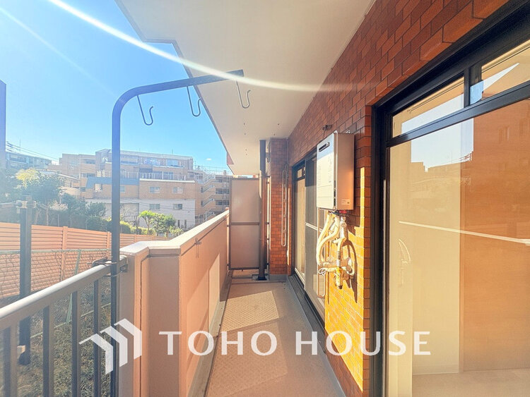 バルコニー 日当たりの良いバルコニーで晴れの日の洗濯物も楽しみになりますね