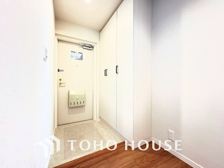 玄関 飾り過ぎないシンプルな内装の玄関