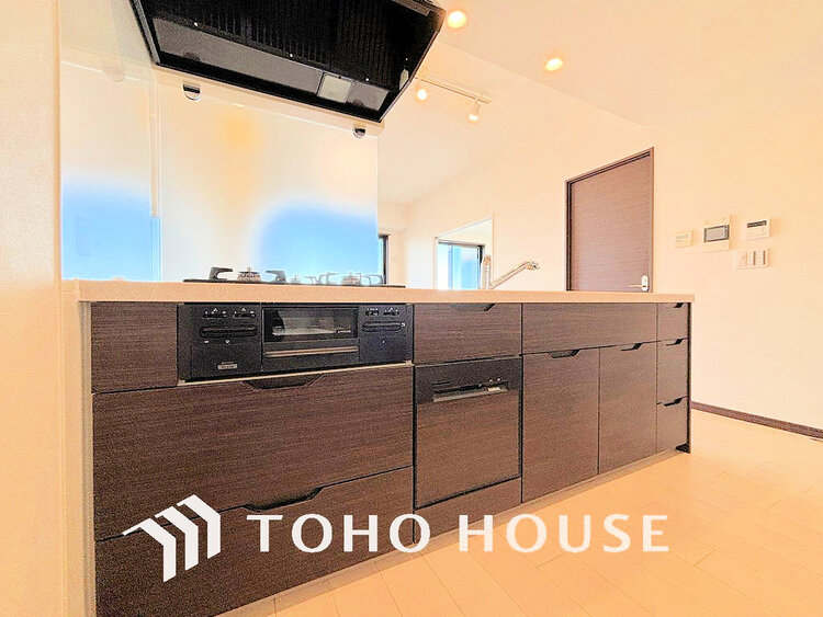 キッチン 落ち着きのあるカラーで統一された清潔感と気品が溢れるキッチン