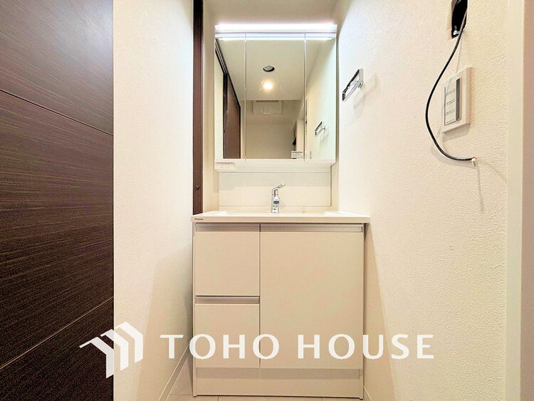 洗面 白を基調とした清潔感のある洗面室で朝の身支度を