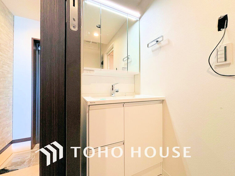 洗面 落ち着きのある色合いでまとめられた洗面室