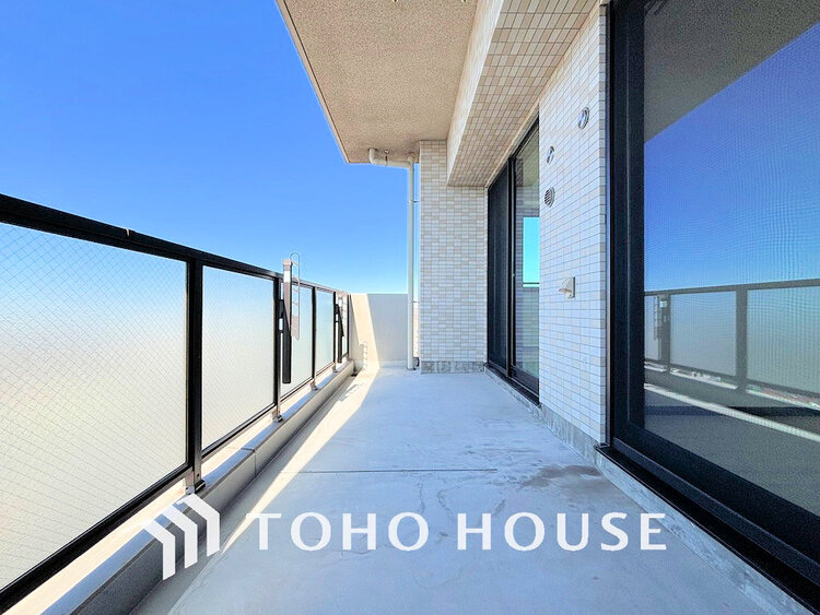 バルコニー 日当たりの良いバルコニーで晴れの日の洗濯物も楽しみになりますね