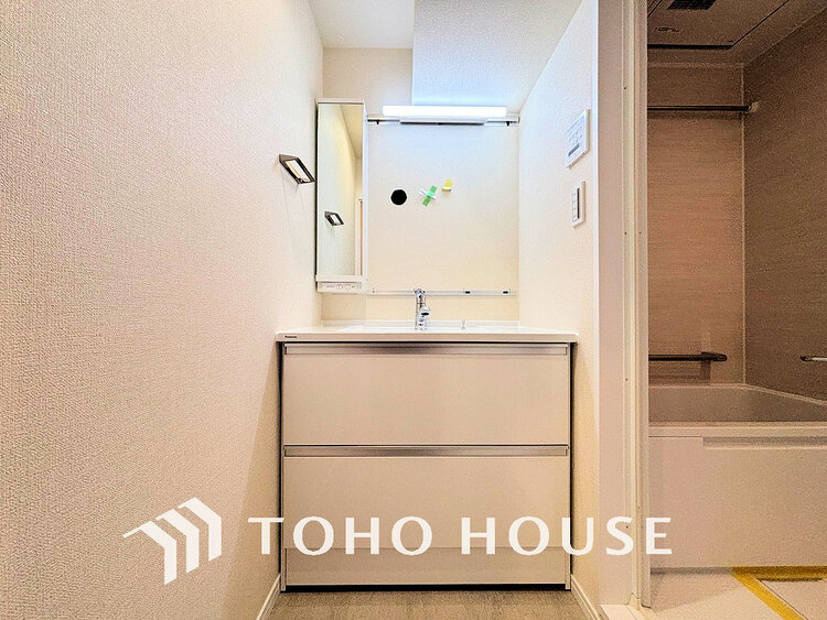 洗面 白を基調とした清潔感のある洗面室で朝の身支度を