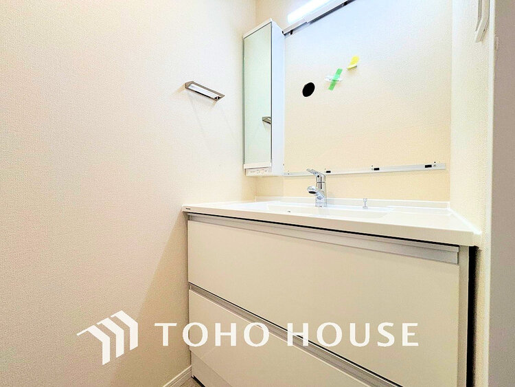 洗面 落ち着きのある色合いでまとめられた洗面室