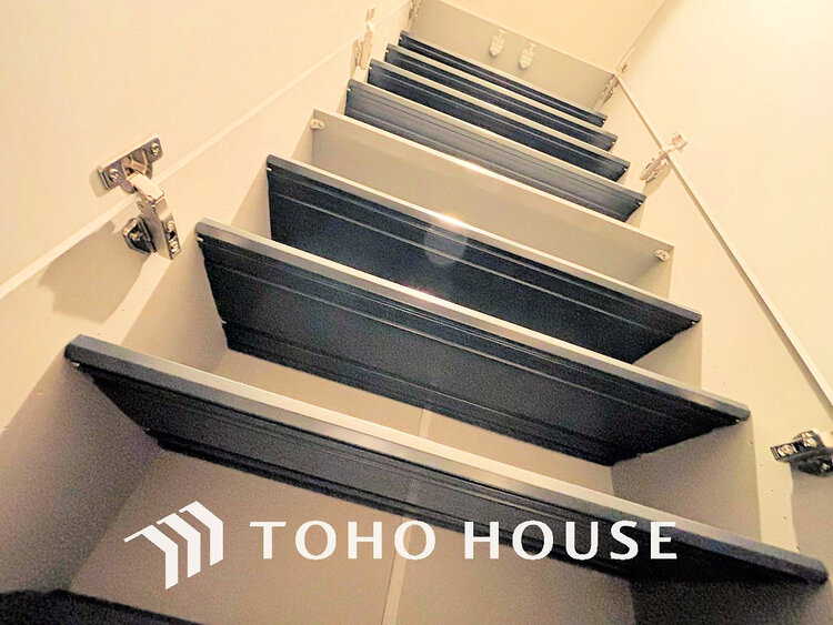 玄関 天井まである玄関収納はご家族分の履物も余裕で収納可能