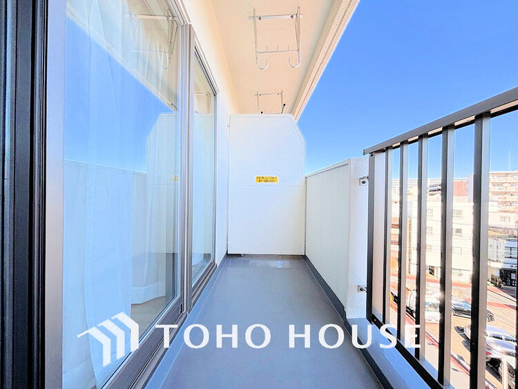 バルコニー 日当たりの良いバルコニーで晴れの日の洗濯物も楽しみになりますね