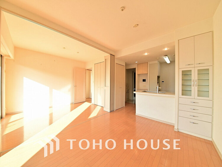 内装 広がりのある住空間、家族が集まるリビング・ダイニング