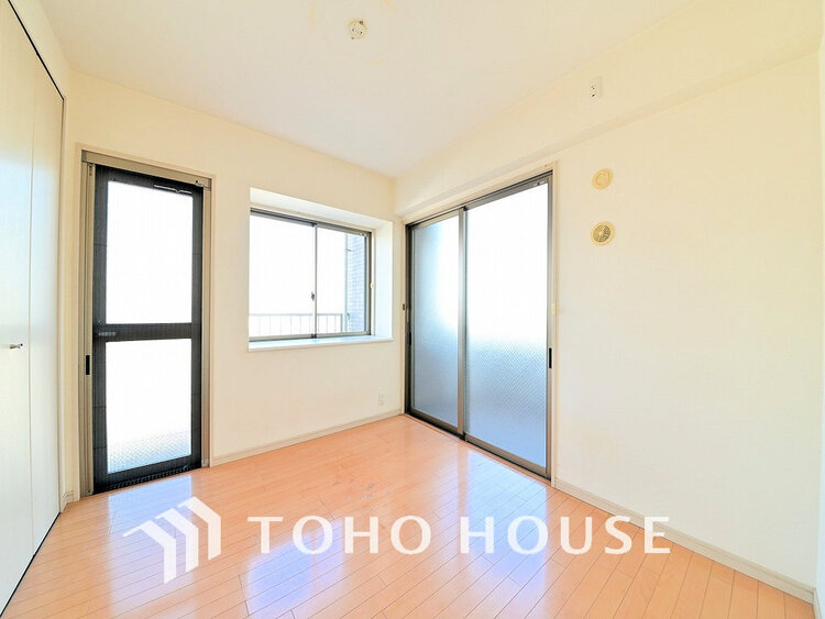 内装 採光もある洋室は、くつろぎのひと時を過ごすのにぴったり