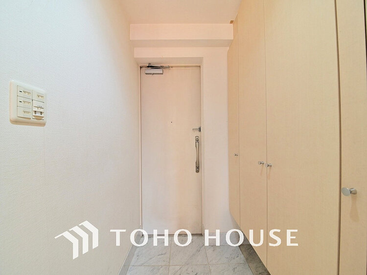 玄関 落ち着いた雰囲気の玄関、家族の帰りを暖かく迎えてくれます