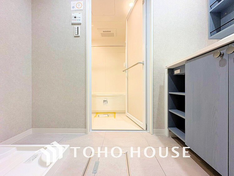 洗面 白を基調とした清潔感のある洗面室で朝の身支度を