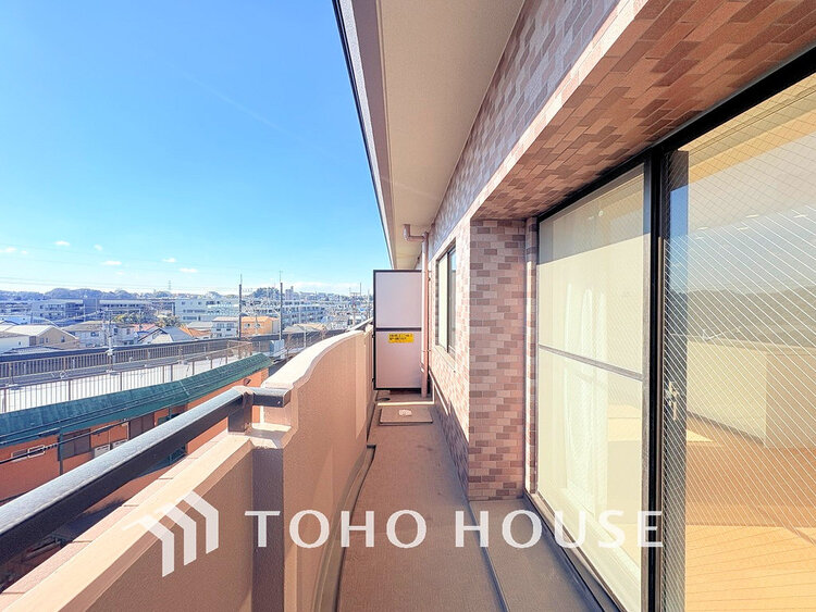 バルコニー 日当たりの良いバルコニーで晴れの日の洗濯物も楽しみになりますね