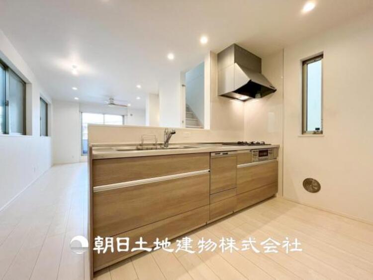 キッチン 【キッチン】日々の生活における家事の動線やリビングとの往来のしやすさに配慮し、お食事の準備や後片付けなどの家事を少しでも楽にするキッチンスペースを目指しました。毎日使う場所だからこそ。ストレスなく使えて、居心地が良くないといけないと思います。