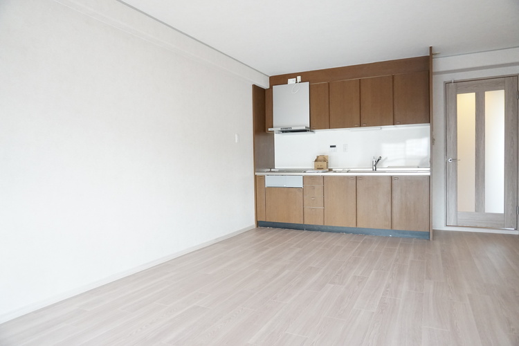 キッチン 開放感のある明るいオープンキッチン